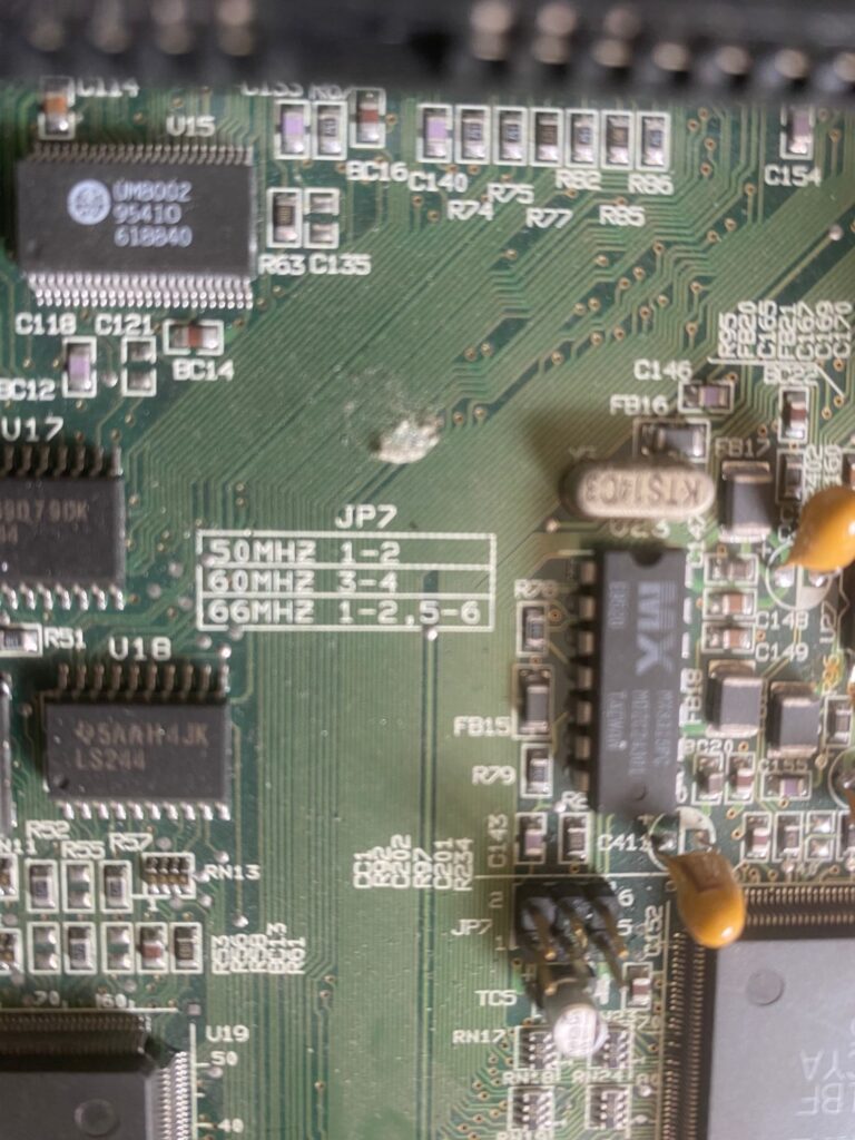 Compaq Presario 7170 のマザーボード。CPUバスクロックの設定を示す印刷(50MHZ 1-2/60MHZ 3-4/66MHZ 1-2,5-6)のすぐ下に、6ピンのジャンパヘッダJP7があり、縦方向にジャンパキャップが刺さっている。ピンの一部に緑色の腐食が見える