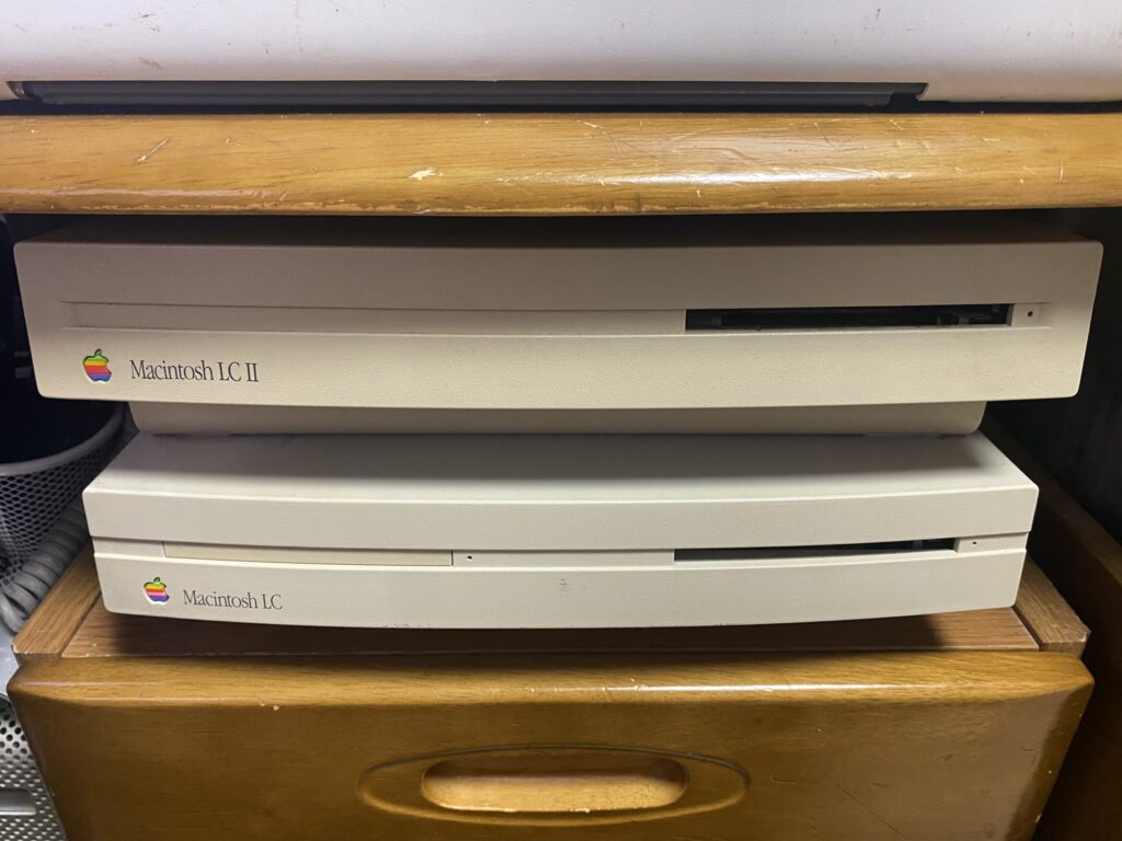 Macintosh LC II と Macintosh LC の実機。上が LC II（漢字Talk 7.5）、下が兄弟機の LC