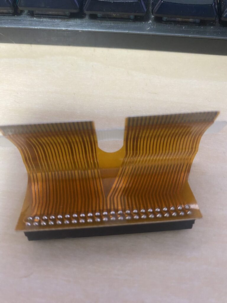 手付けで半田付けされたフレキシブルケーブルのコネクタ
