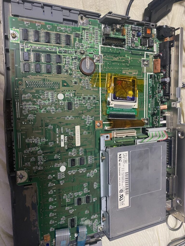 PC-9801NS のメインボードと、絶縁テープで固定した CF カード