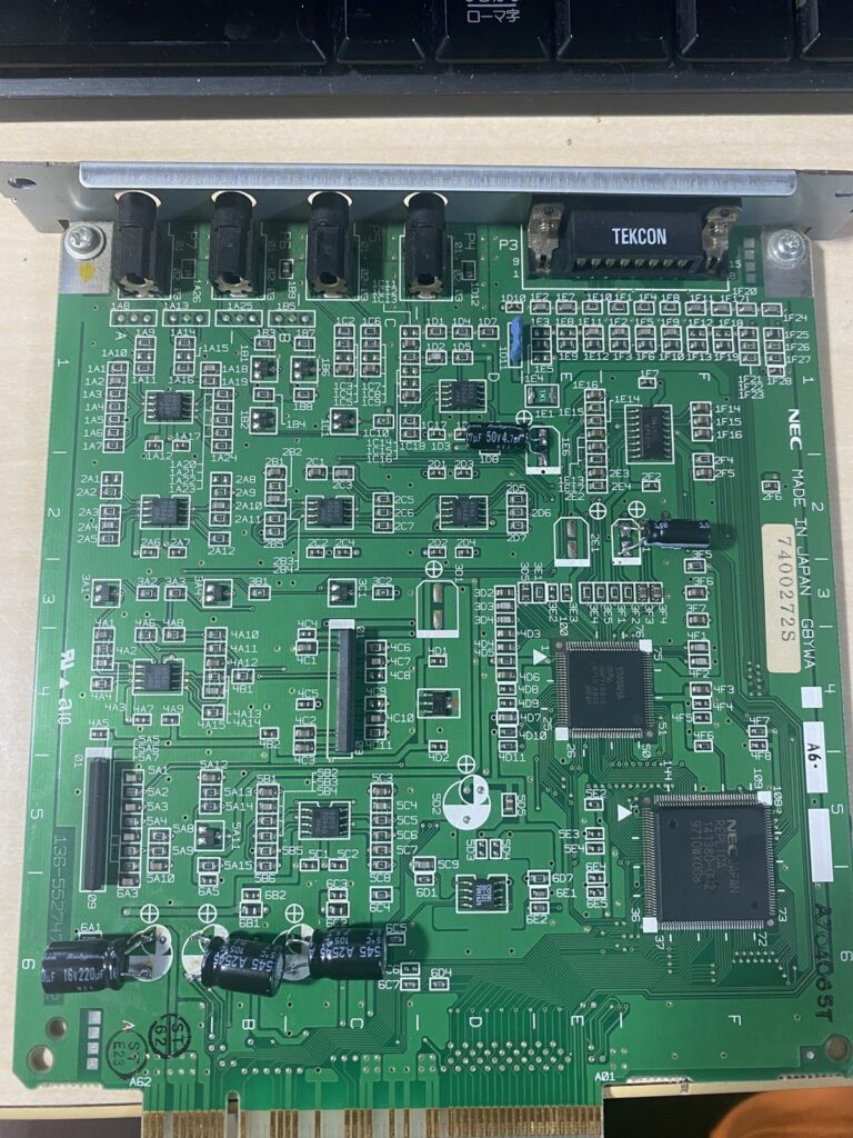 PC-9821 V166 の拡張FM音源ボード。上端の金具にミニジャック4つとジョイスティック用のD-subが並び、YAMAHA と NEC のチップ、交換済みの電解コンデンサが見える