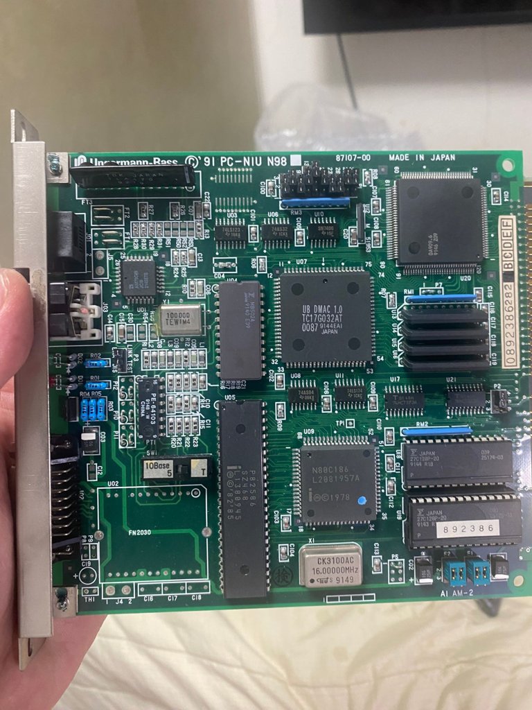 Ungermann-Bass PC-NIU N98 の基板全体。C バスのコネクタと、80C186・82586 などのチップが載っている