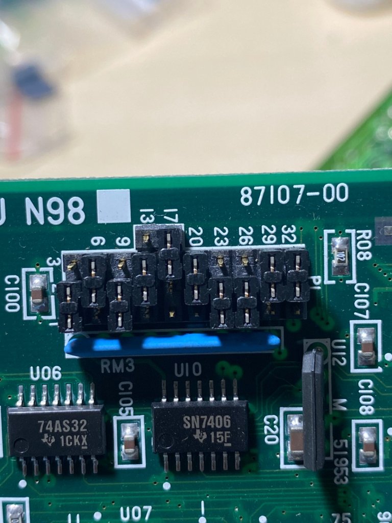 PC-NIU N98 の基板上のジャンパ P1。3ピンと4ピンの列が10列並び、黒いシャントが挿さっている
