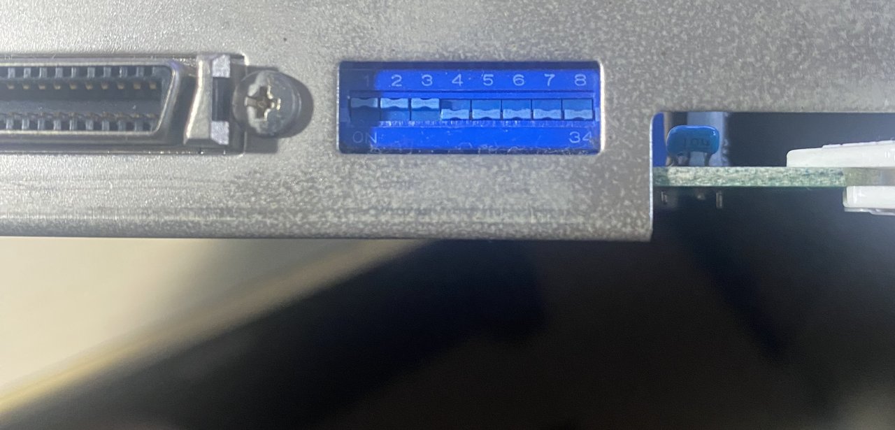 EZPHA-55BS2A のブラケットにある 8 連の DIP スイッチ。SCSI コネクタの右にある