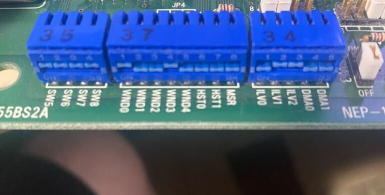 TEXA EZPHA-55BS2A の基板上の DIP スイッチ。4連（SW5〜SW8）、8連（WND0〜WND4・HST0・HST1・MSR）、5連（ILV0〜ILV2・DMA0・DMA1）が並んでいる