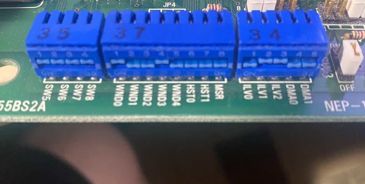 TEXA EZPHA-55BS2A の基板上の DIP スイッチ。左から SW5〜SW8 の4連、WND0〜WND4・HST0・HST1・MSR の8連、ILV0〜ILV2・DMA0・DMA1 の5連が並んでいる
