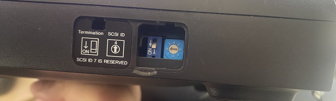 Olympus 230MO TURBO BLACK の側面。Termination のスライドスイッチと SCSI ID のロータリースイッチがある