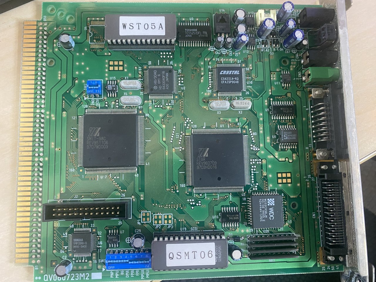 Qvision Wave SMIT の基板。上に WST05A のサウンド ROM、下に QSMT06 の SCSI ROM、左上に 2 連の DIP スイッチ(2ND・SCSI)がある
