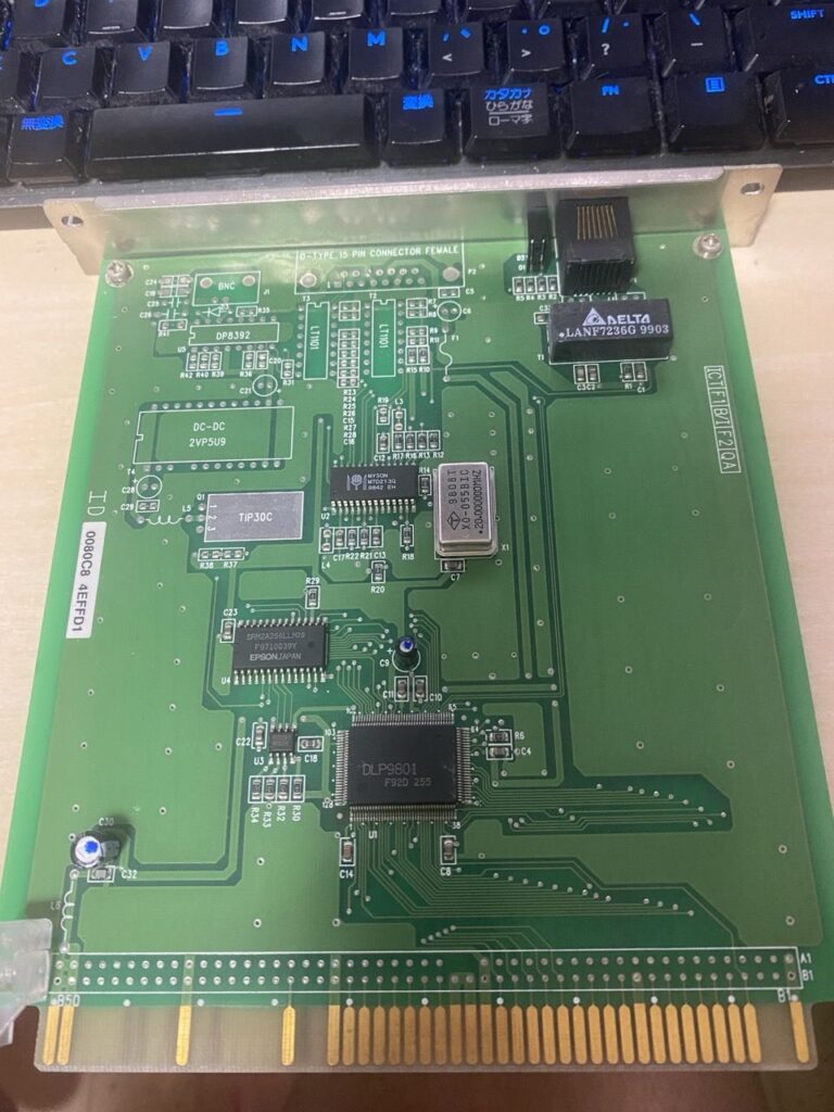 D-Link DE-298 の基板。Cバスのエッジコネクタ、RJ-45・BNC・D-sub 15ピンの3種の端子、DLP9801 というメインチップが見える
